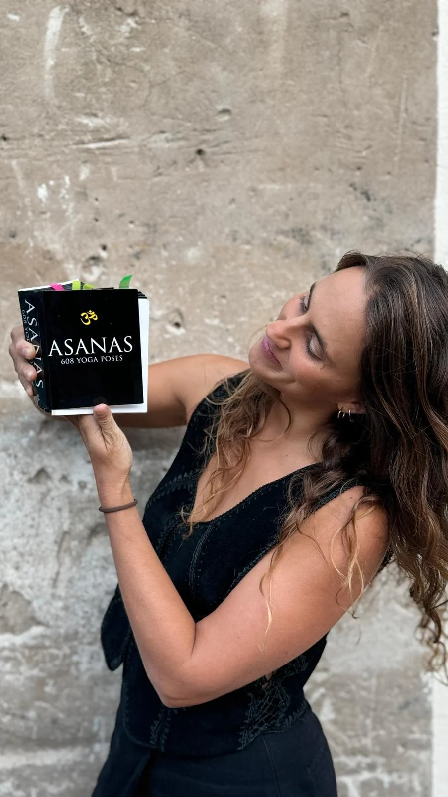 Tara con el libro Asanas, 608 yoga poses